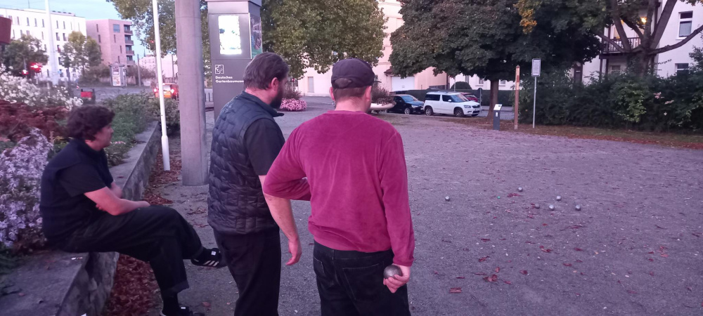 Männer, die auf Kugeln starren