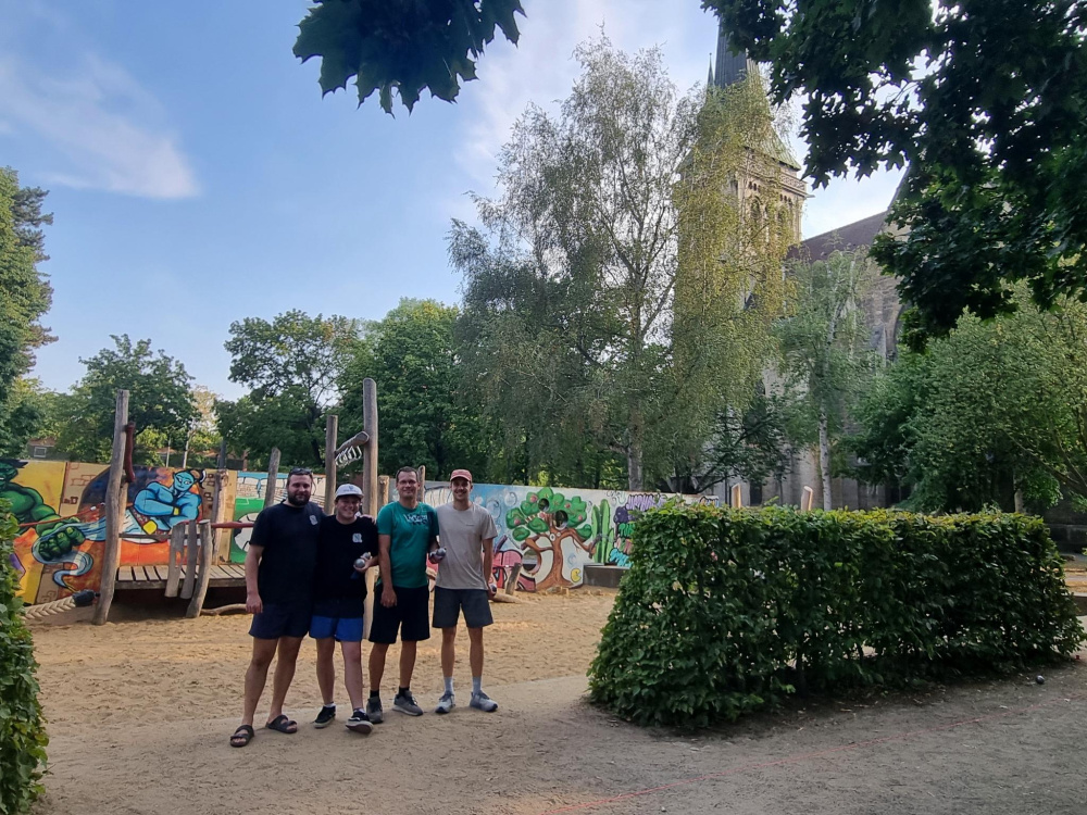 Eine wunderschöne Kulisse für das Spiel von Bruno, Tobi, Tom und Paul (v.l.n.r.): Die Thomaskirche in Erfurt
